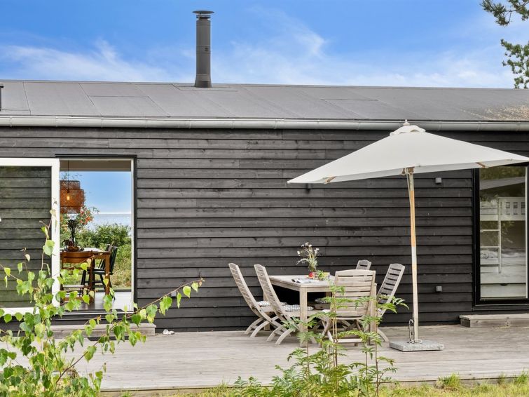 gjorgje-100m-from-the-sea/