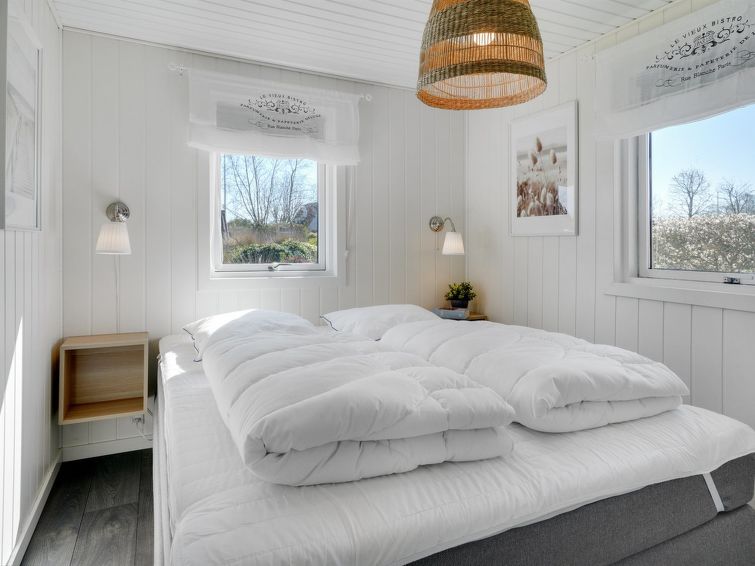 sveina-600m-from-the-sea/