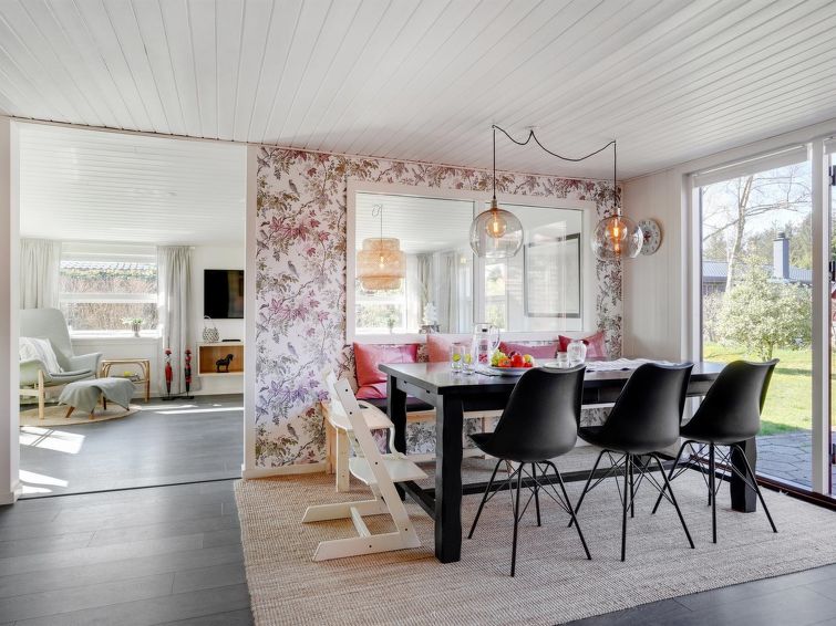 sveina-600m-from-the-sea/