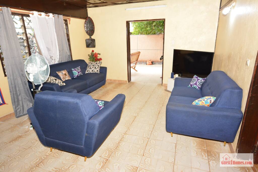 First floor apartment cozy living room. - The 6 Roses Full 1st Floor, Safe, King Beds, Wi-Fi - Porto-Novo