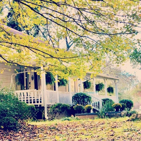 Pet friendly Farmhouse, 25 minutes to Nashville
