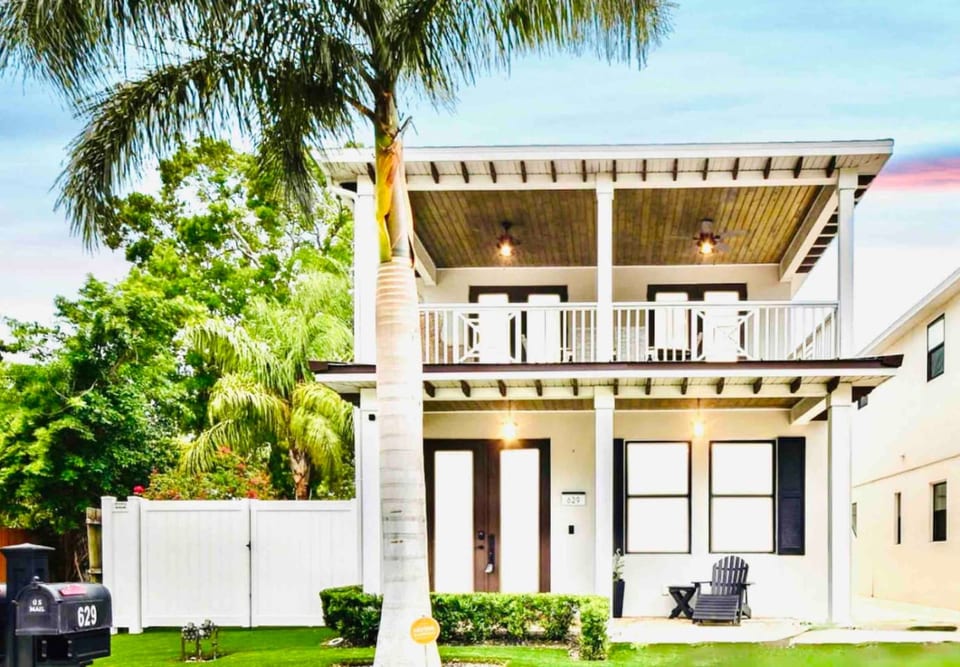 Beach-Town Pet-Friendly | Garage & Balcony | Lido Beach| Symphony & Opera House | Ringling College - Sarasota