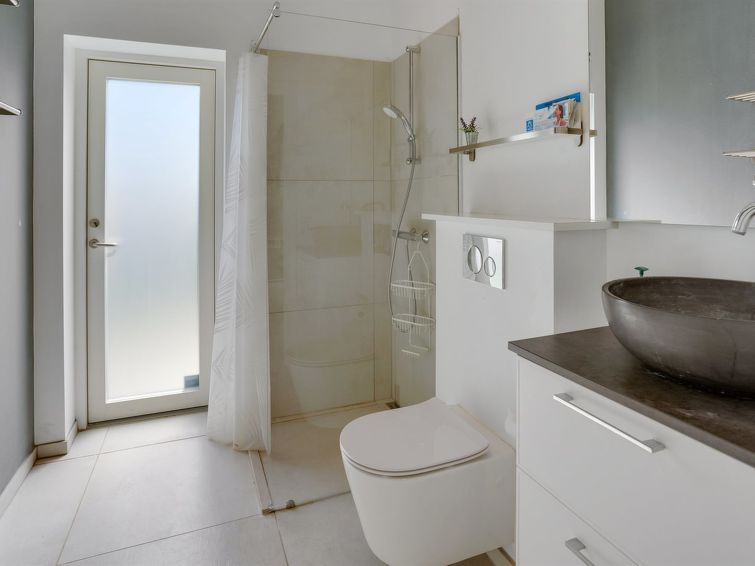 nimrod-300m-from-the-sea/