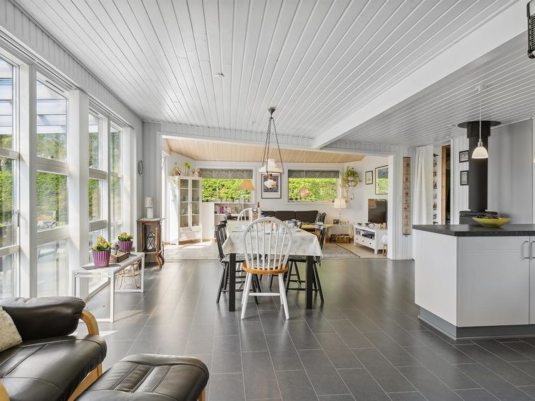 guthrik-900m-from-the-sea/