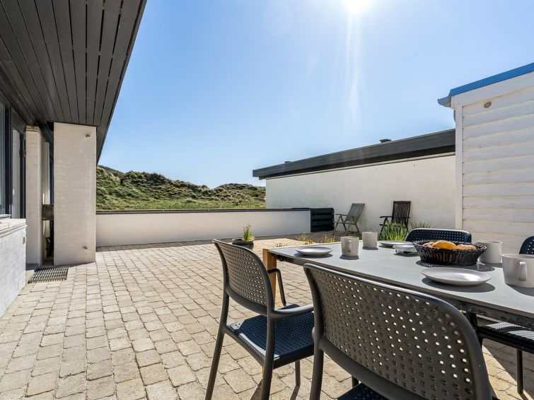 ingomar-300m-from-the-sea/