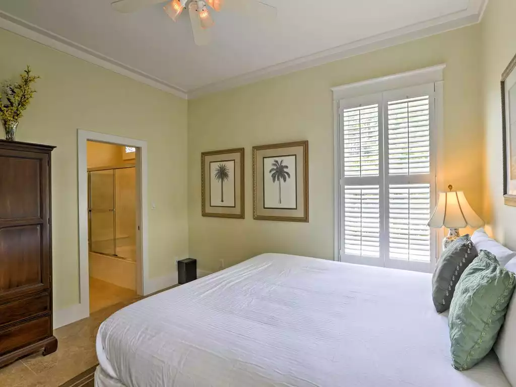 This master suite includes a king bed. - 5 Bd sleeps 14 Heated Pool, Hot Tub & Golf Cart - Santa Rosa Beach