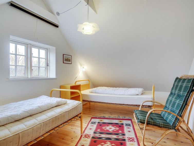 tabetha-25m-from-the-sea/