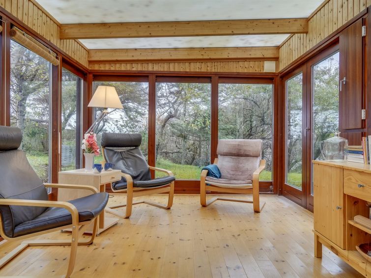 tabetha-25m-from-the-sea/