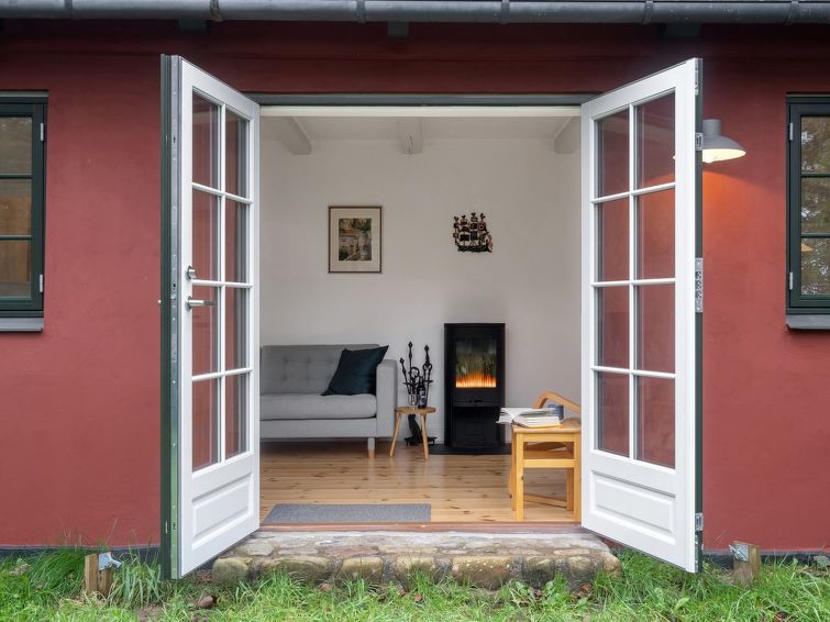 tabetha-25m-from-the-sea/