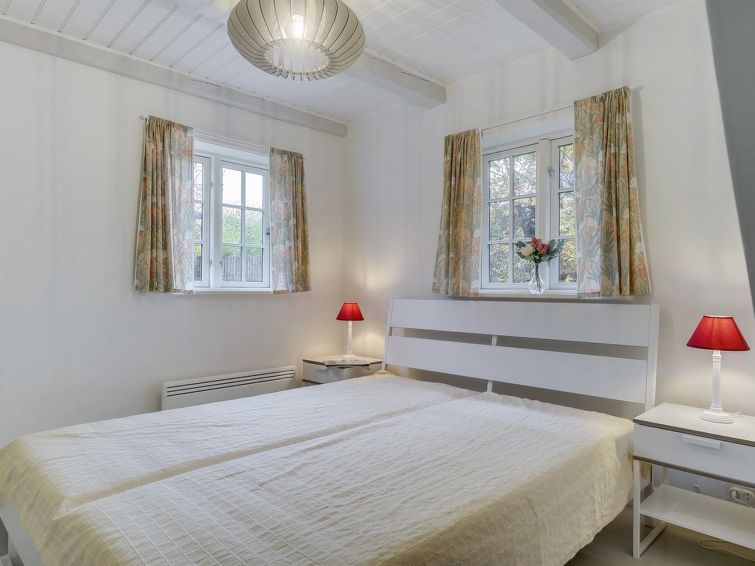 tabetha-25m-from-the-sea/