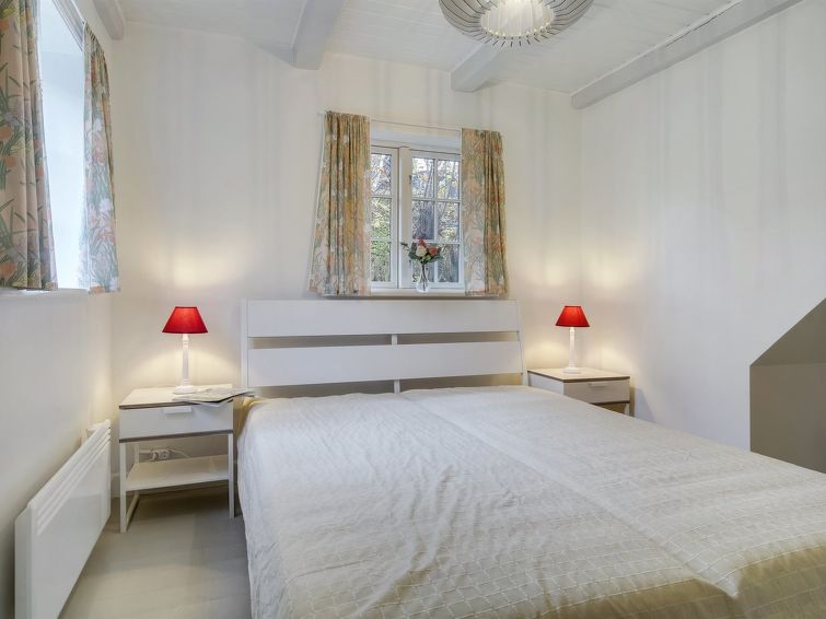 tabetha-25m-from-the-sea/