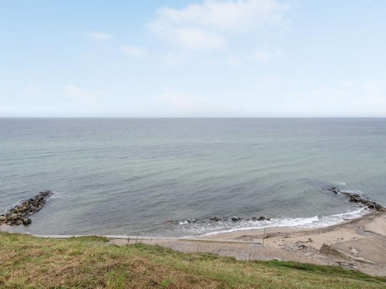 tabetha-25m-from-the-sea/