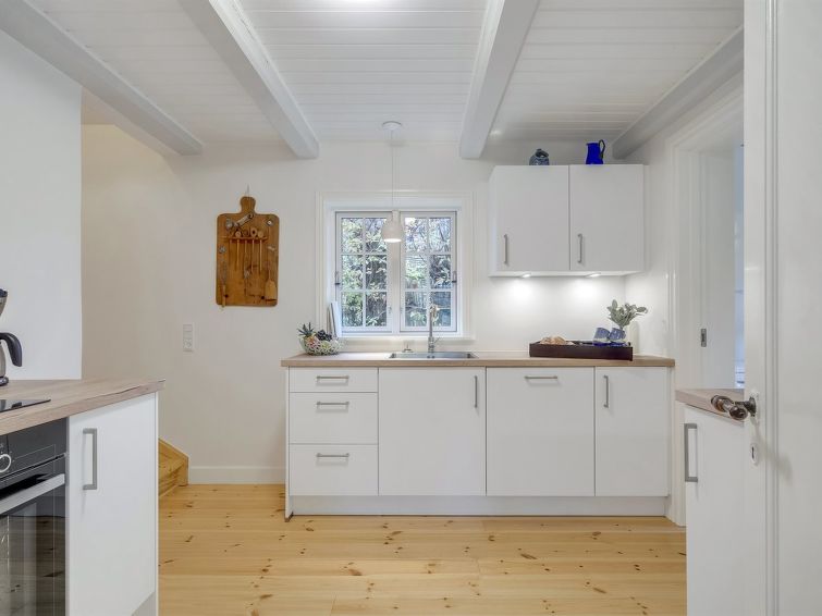 tabetha-25m-from-the-sea/