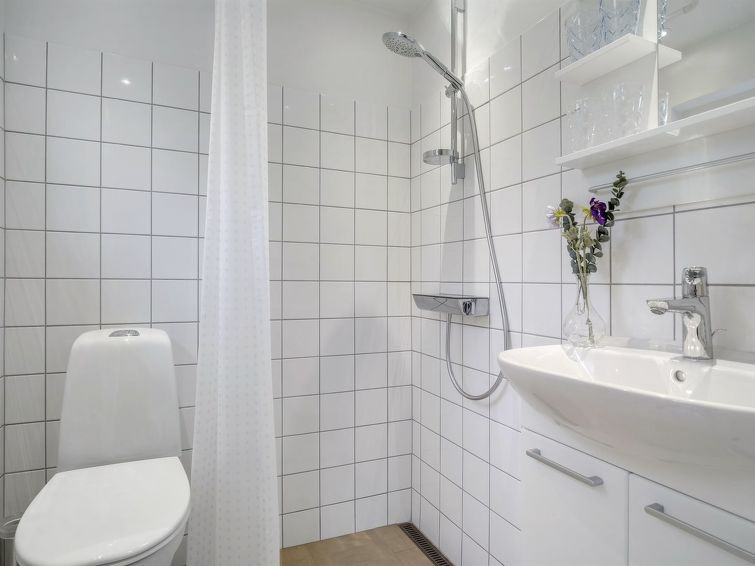 tabetha-25m-from-the-sea/