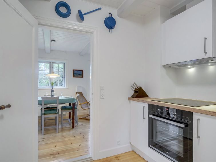 tabetha-25m-from-the-sea/