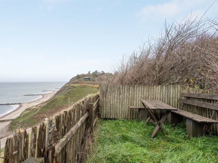 tabetha-25m-from-the-sea/