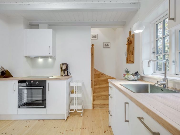 tabetha-25m-from-the-sea/