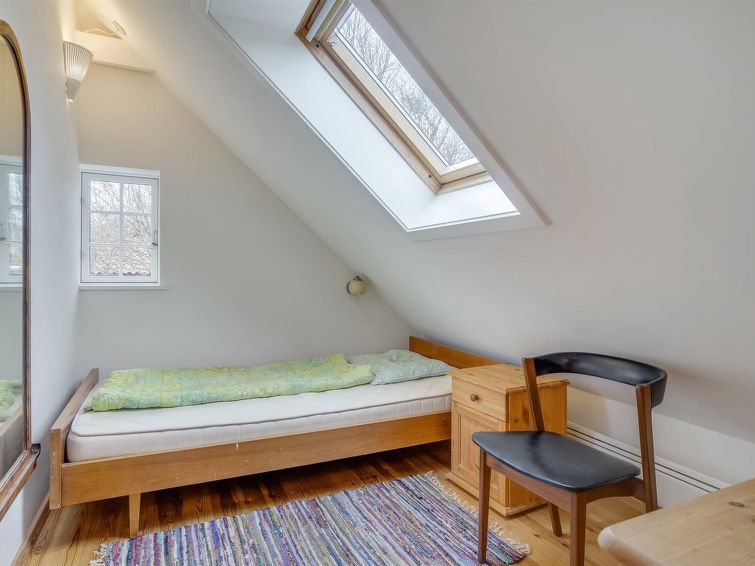 tabetha-25m-from-the-sea/