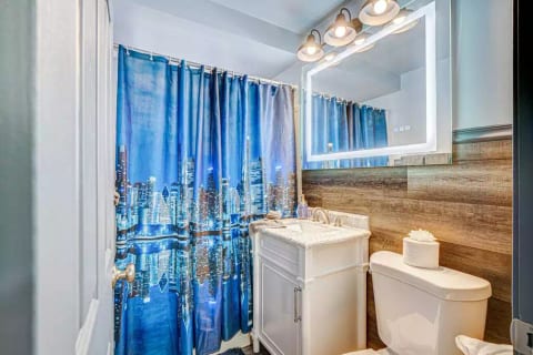 Chicago 2BR Condo- King Sleep Number