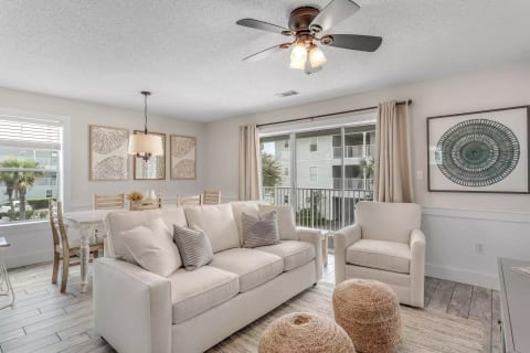Coastal Chic- 3/2 walking distance to beach 