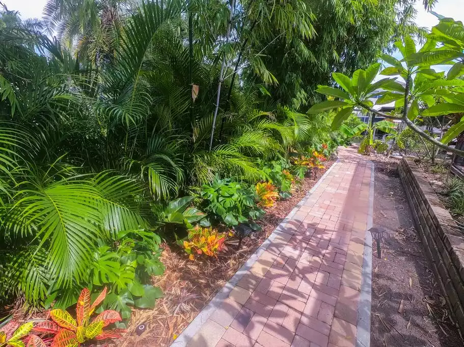 lush foliage provides a tropical feel and privacy! - Sunset Cove Apollo Beach - Apollo Beach