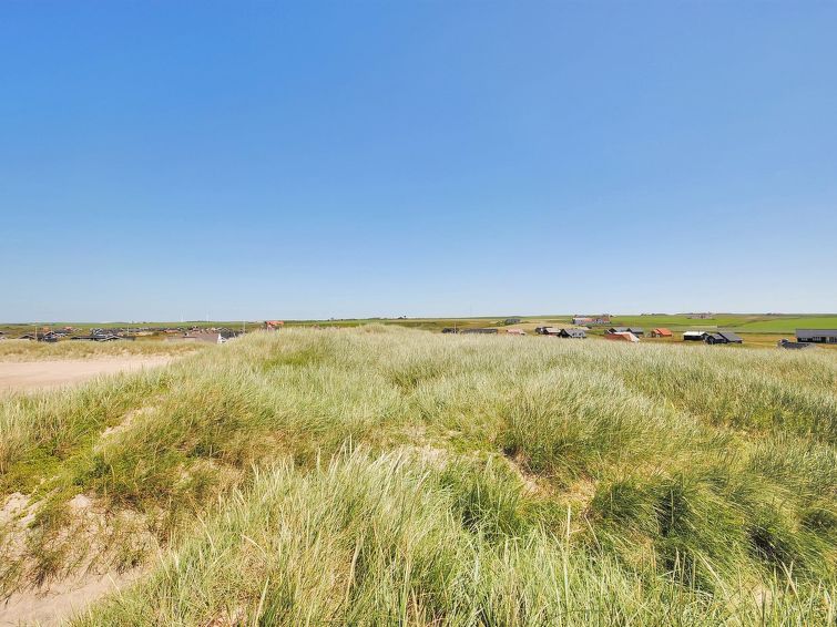 beatrice-150m-from-the-sea/