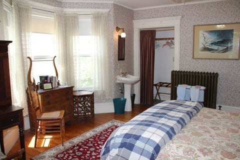 Rose room Victorian home queen bed private bath