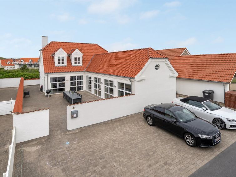 riki-150m-from-the-sea/