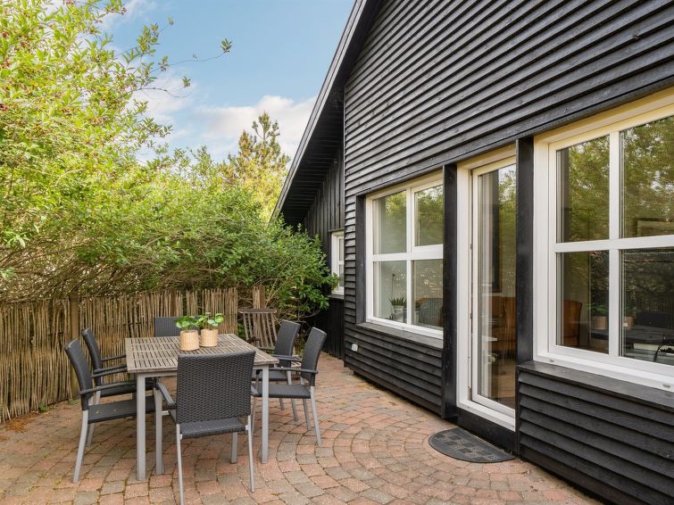 pelle-800m-from-the-sea/