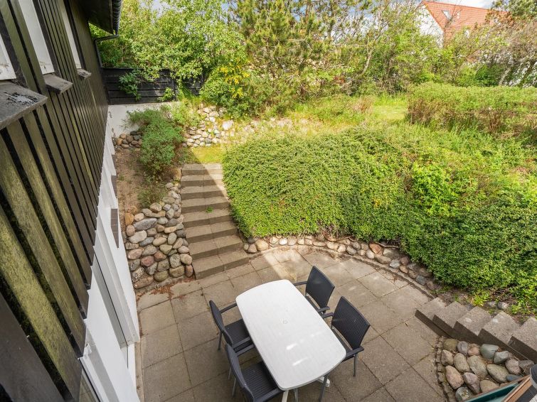 pelle-800m-from-the-sea/