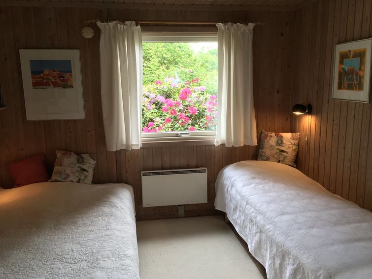 naira-1-8km-from-the-sea/