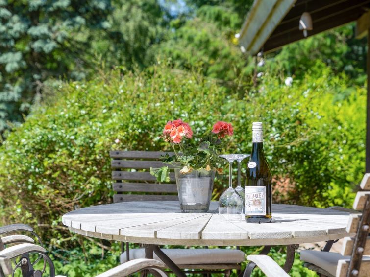 naira-1-8km-from-the-sea/