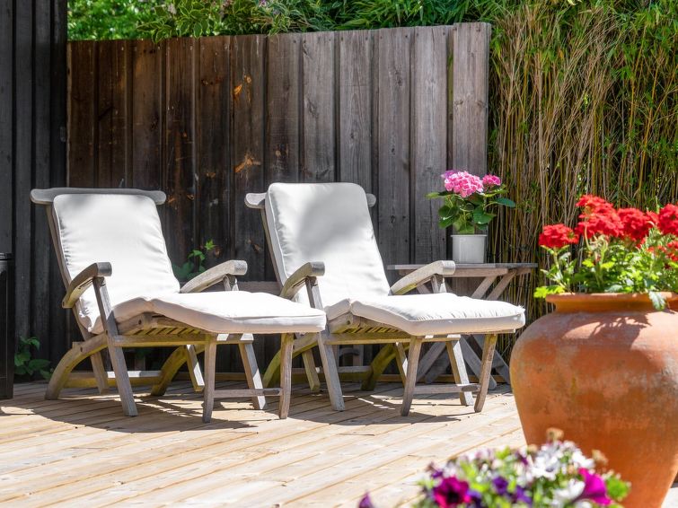 naira-1-8km-from-the-sea/