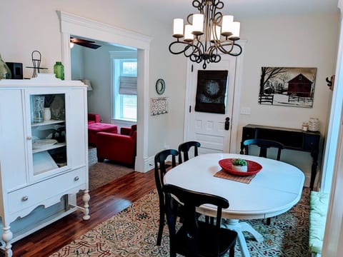 Charming Retreat in Downtown Chelsea 4 Br 2 Ba
