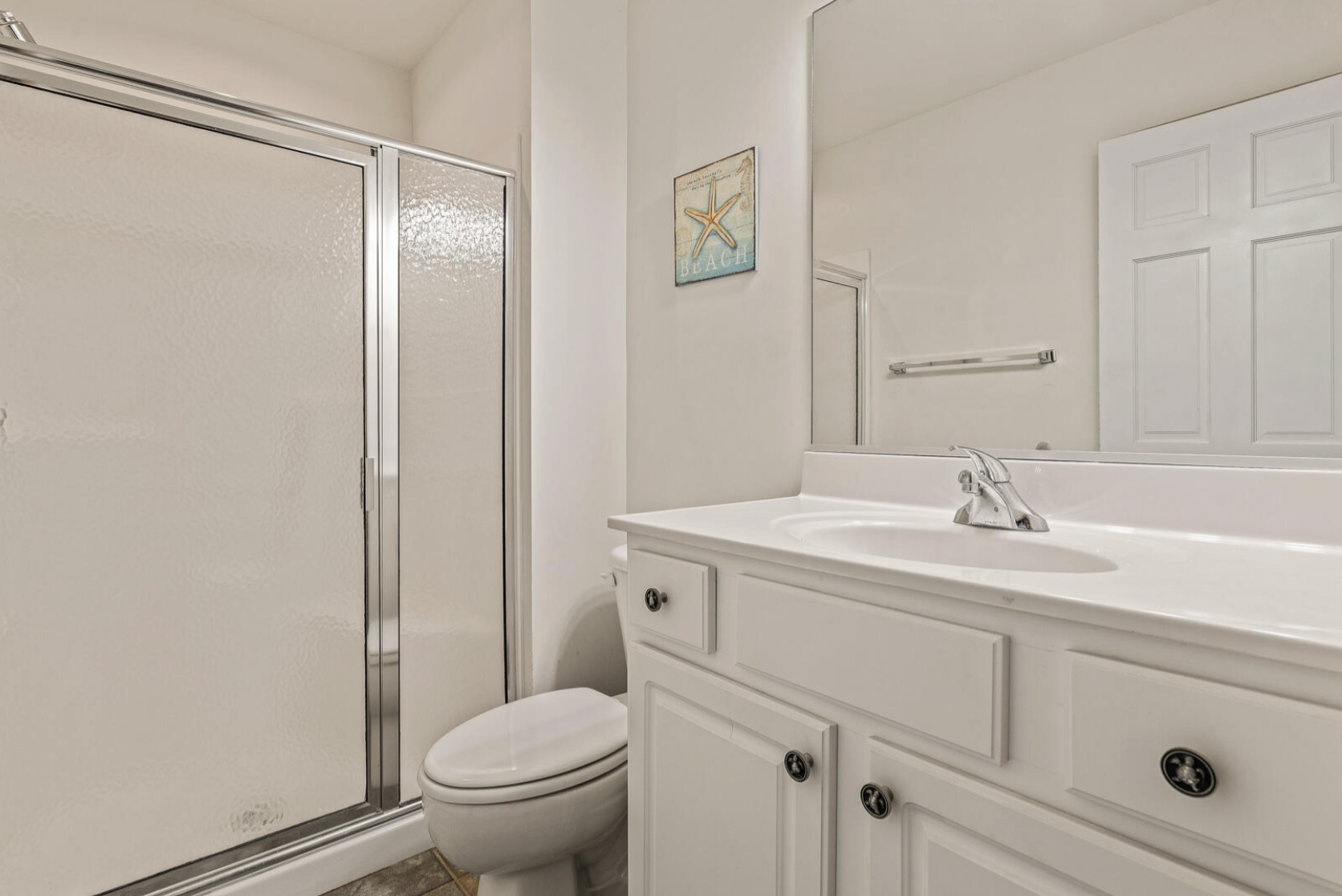 Mid Level Queen En Suite Bath - The Sassy Starfish - Corolla