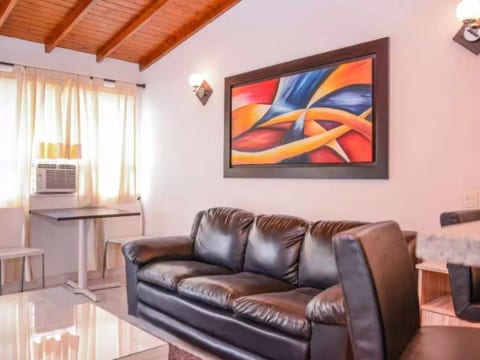 3 Bedroom Apartment AC Fiber wifi Free Parking