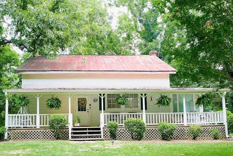 Pet friendly Farmhouse, 25 minutes to Nashville