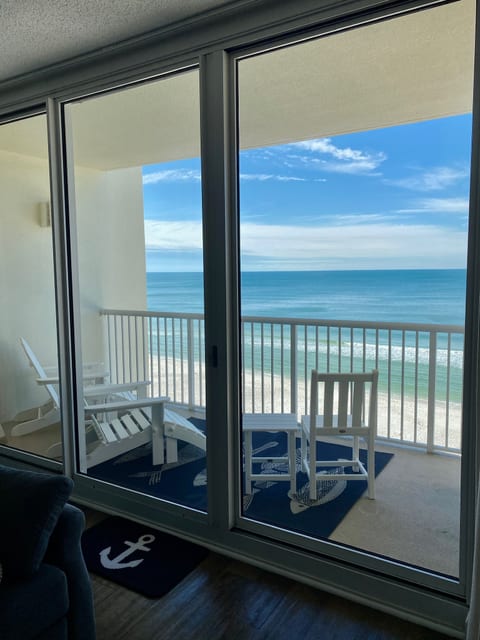 "Flipflops and Chandeliers" Beachfront Studio