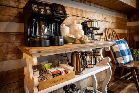 The Peaceful Getaway-Rustic Cabin/Coffee bar/Wi-Fi