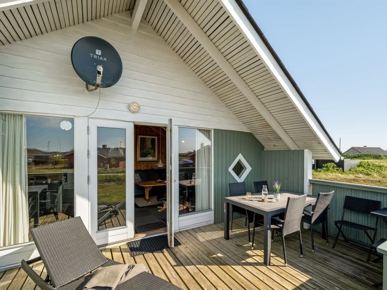 sofie-150m-from-the-sea/