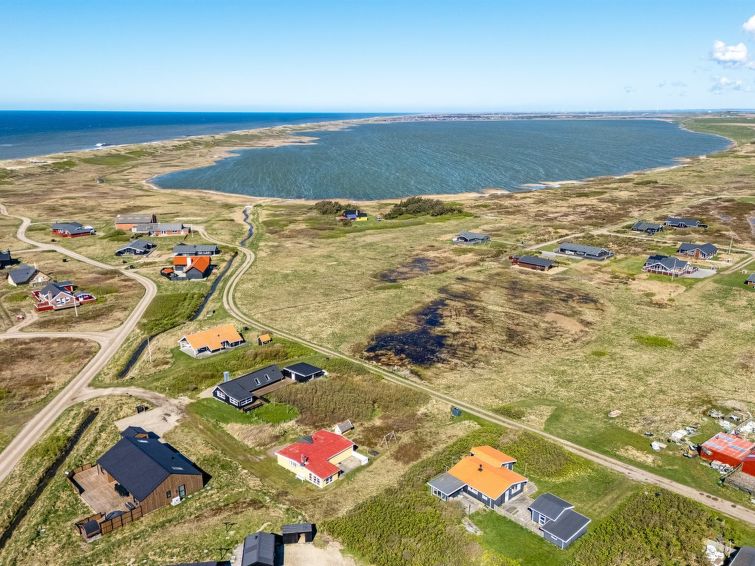 luiza-300m-from-the-sea/