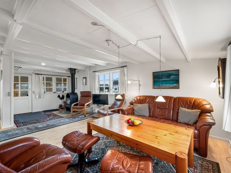 luiza-300m-from-the-sea/