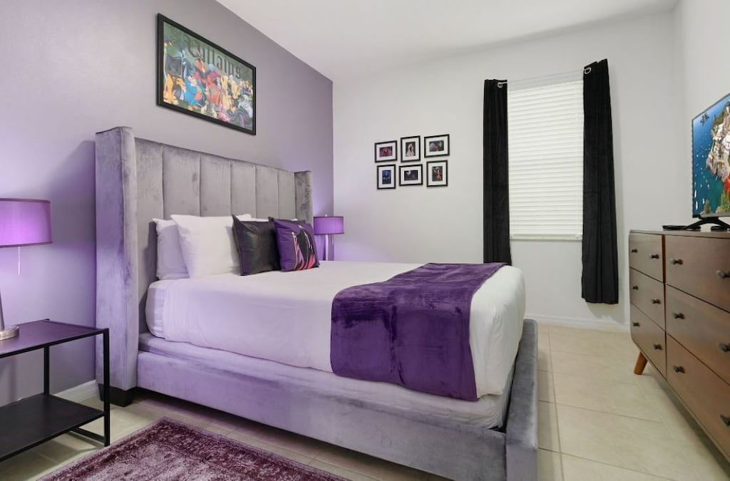 BR #2 "Disney Villains" Themed w/ Queen Bed & Ensuite BA - Level One - SALE! 15BR Themed Disney Pool - Davenport