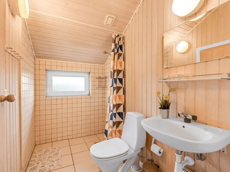 elnur-100m-from-the-sea/