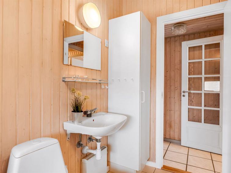 elnur-100m-from-the-sea/