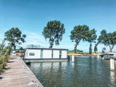 Homeboat Glamping Loft on the water