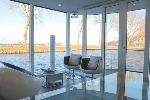 Homeboat Glamping Loft on the water