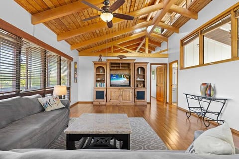 Walk to Beach! Spacious 5 Bedroom, 5 Bath w/ Pool!
