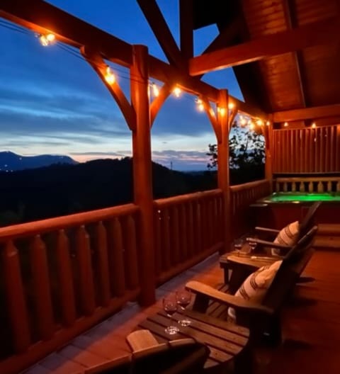 Bear Hugs Cabin Mt Sunset Views Hot Tub Pool Table
