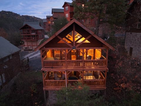 Bear Hugs Cabin Mt Sunset Views Hot Tub Pool Table